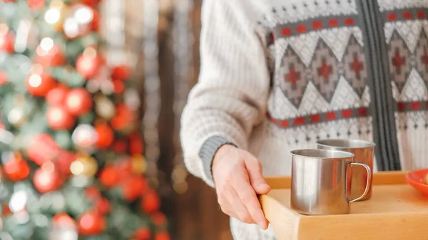 Acogedor casa navidad fiesta hombre caliente bebida acero tazas — Foto de Stock