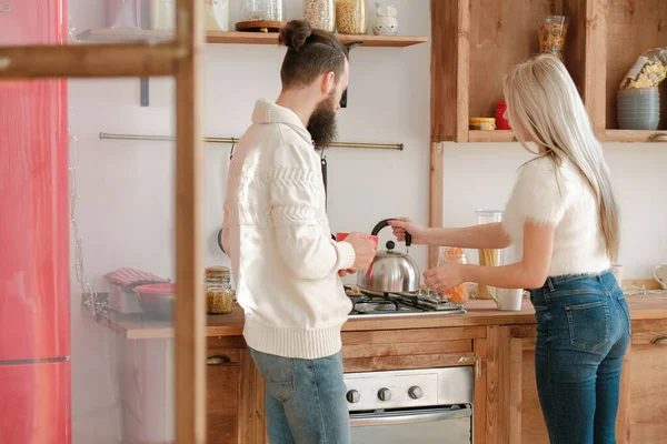 Família manhã rotina casal chá cozinha moderna — Fotografia de Stock