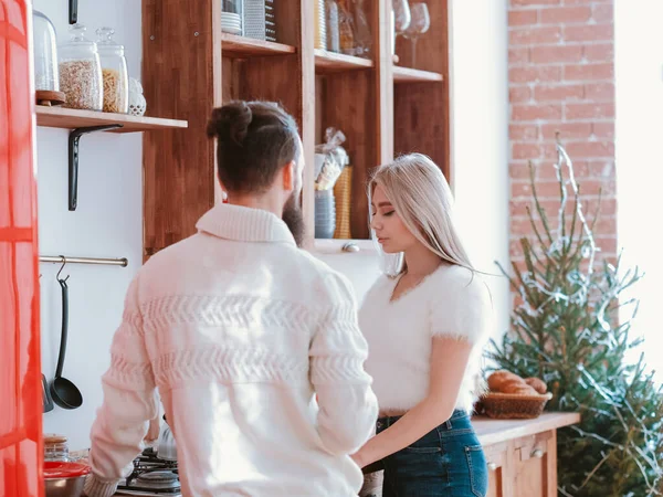 Relacionamento familiar homem conversa séria esposa — Fotografia de Stock