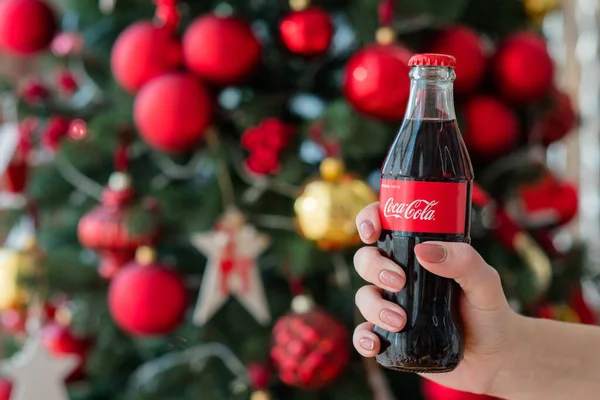 Botella de coca cola bebida tradicional de Navidad — Foto de Stock