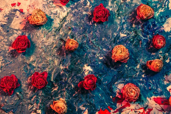 Florale Kunst Hintergrund rot orange getrocknete Rosenblüten — Stockfoto