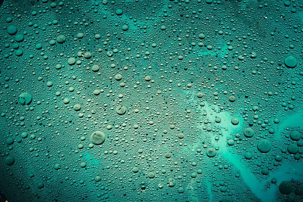 추상적 인 배경 의물 이 물보라처럼 푸른 표면을 떨어뜨린다 — 스톡 사진