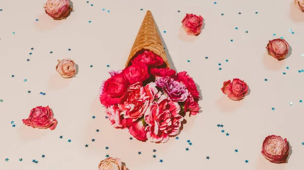 Idea regalo creativa gelati floreali boccioli di rosa — Foto Stock