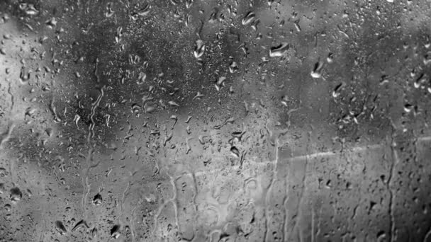 Mokré sklo překryvné dešťové kapky šedé mlhavé okno — Stock video