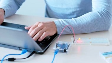 Otomasyon teknolojisi Qa mühendisi donanımı test ediyor