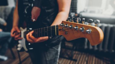 Rock grubu stüdyosu prova müzisyeni bas gitar