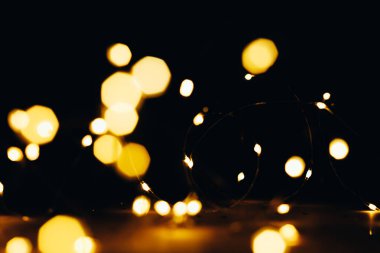 Sarı renkli Bokeh ışıkları gece karanlığında parlıyor