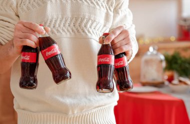 Coca Cola cam şişeleri Noel partisi