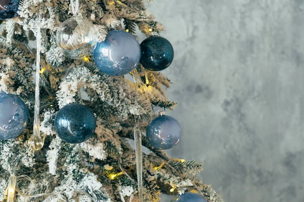 Різдвяний декор інтер'єру ялинка кулькові прикраси — стокове фото