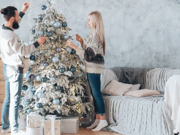 Famiglia vacanze invernali coppia decorazione abete — Foto Stock