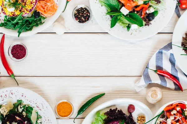 Святковий банкетний стіл асортимент овочевих салатів — стокове фото