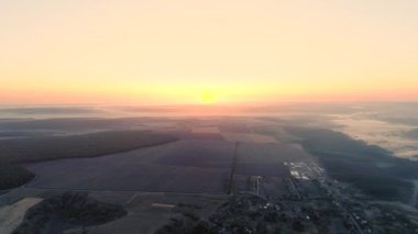 Güneşin doğuşu vahşi manzara ufuk çizgisi havadan çekim