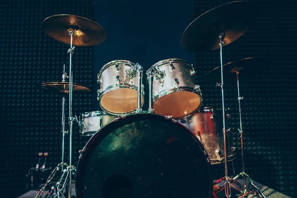 Επαγγελματικό μουσικό σχολείο ροκ συναυλία drum set — Φωτογραφία Αρχείου