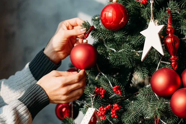 Winterurlaub Mann schmückt Tanne rote Kugel — Stockfoto