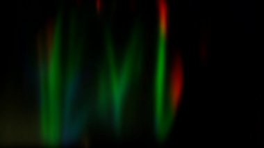 Parlayan ışıklar çok renkli ışınları bulanıklaştırır ve siyah hareket eder