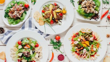 Şölen masası sebze salatası deniz ürünleri