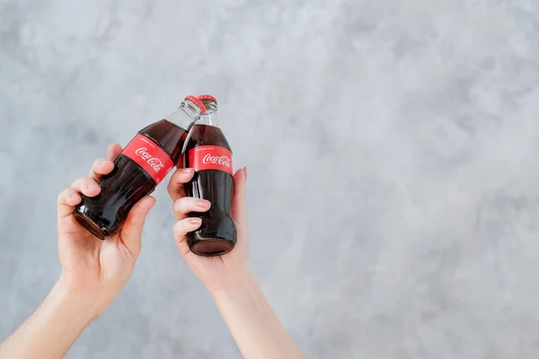 Botella de cristal de cola de coca cubo compartir bebida — Foto de Stock