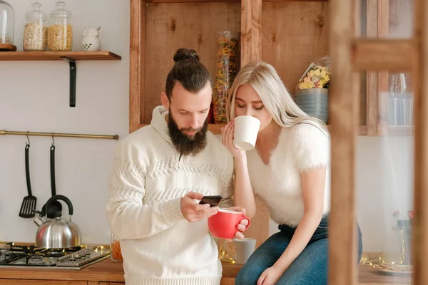 Közösségi média függőség pár konyha okostelefon — Stock Fotó