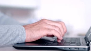 Bilgisayar programlama geliştiricisi kod dizüstü bilgisayar yazıyor