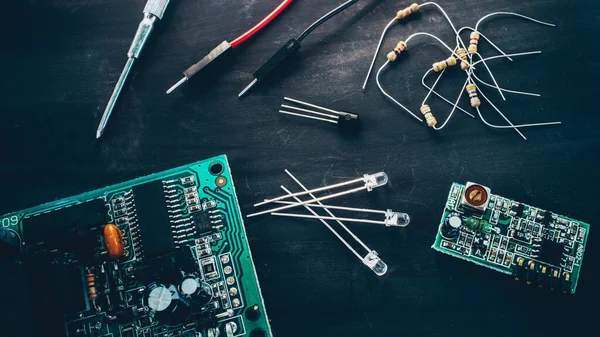 Hardware reparatiewerkplaats elektronische onderdelen gereedschap — Stockfoto
