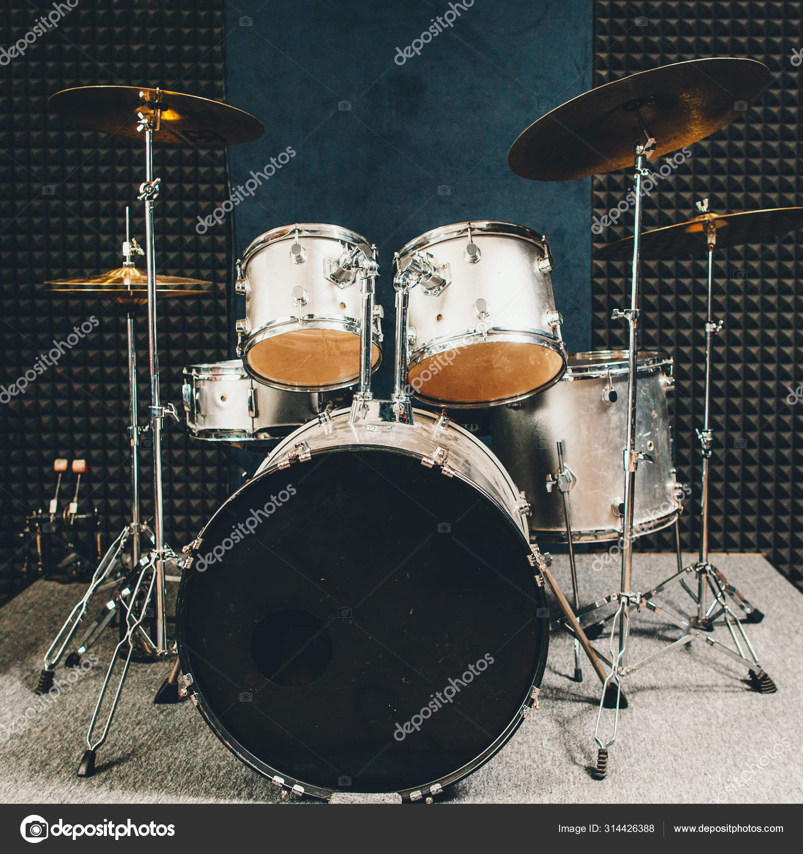 Empty stage instruments stockfoto, royaltyfrie Empty stage instruments  bilder | Depositphotos®