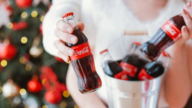 Coca Cola cam şişeleri Noel partisi