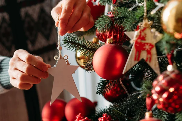 Neujahrsfeier Mann handgemachte Sternenschmuck — Stockfoto