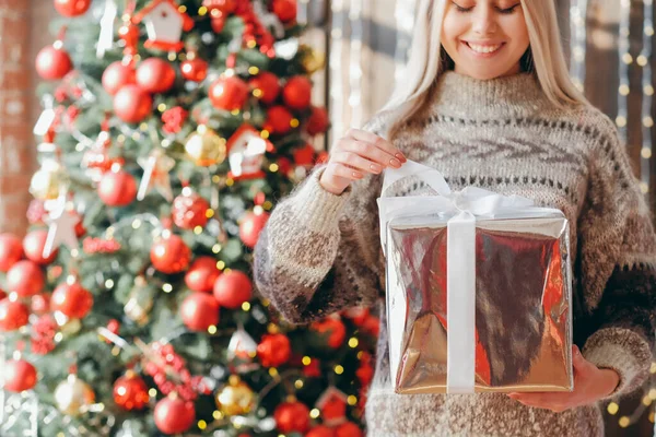 Inverno vacanza sorpresa signora regalo scatola abete — Foto Stock