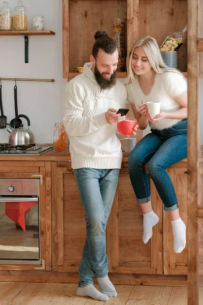 Manhã lazer casal cozinha smartphone diversão — Fotografia de Stock