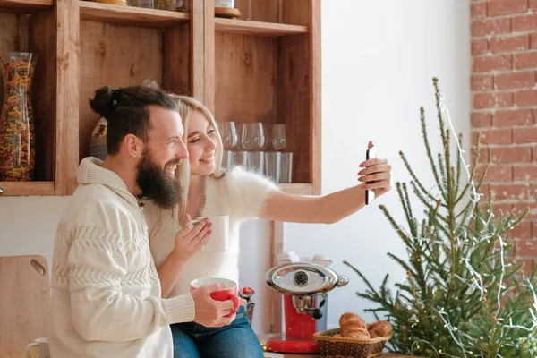 Família manhã lazer casal cozinha selfie — Fotografia de Stock