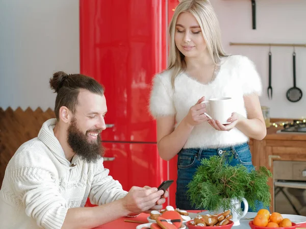 Família lazer casal café cozinha smartphone — Fotografia de Stock