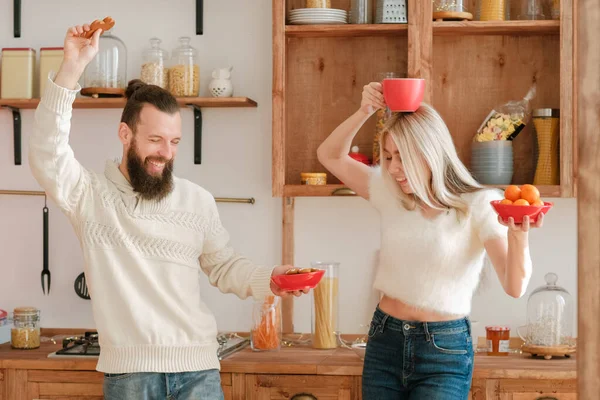 Home konyha disco pár szórakozás tánc konyha — Stock Fotó