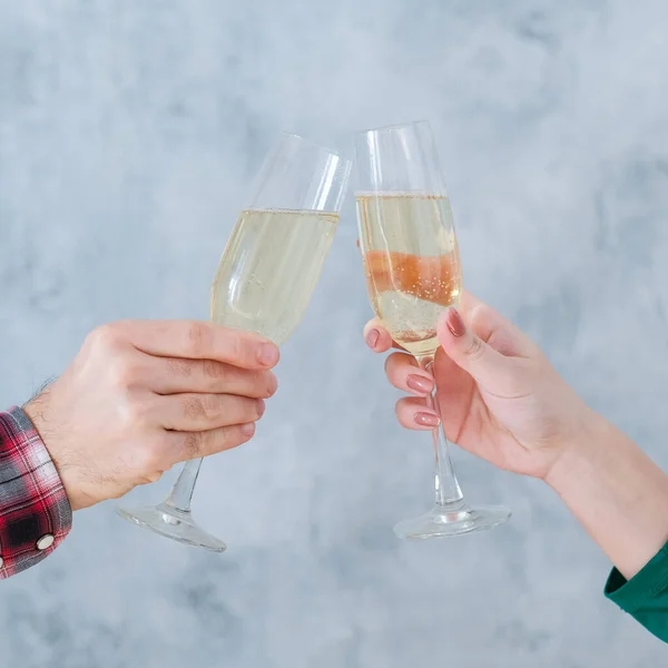 Vakantie viering champagne grijze muur achtergrond — Stockfoto