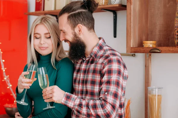 Romantik ev kutlaması adamı şampanya kız arkadaşı — Stok fotoğraf