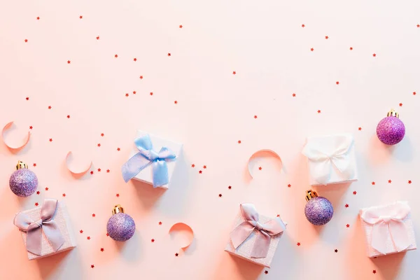 Nieuwjaar wenskaart geschenkdozen kerstballen confetti — Stockfoto