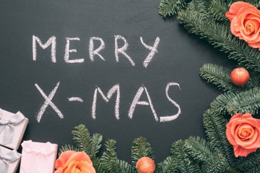 Mutlu noeller köknar ağacı tomurcukları hediye kutuları