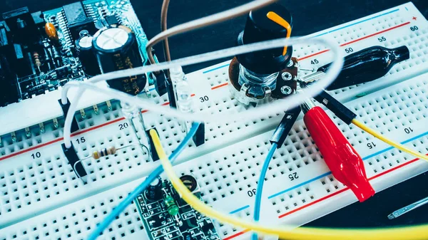 Elektronische breadboard circuit connectors voor uitvindingen — Stockfoto