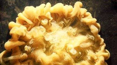 boya su sıçratır sarı patlama duman bulutu