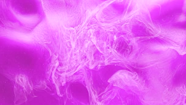 Краска накладывается на белый поток пара фиолетового цвета — стоковое видео