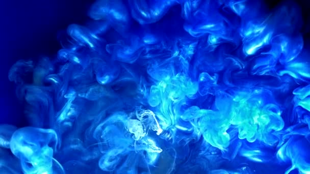 Vloeistofexplosie blauw gloeiende rookwolk beweging — Stockvideo