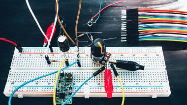 elektronik icat ekmek tahtası renkli kablolar