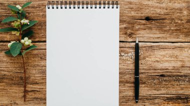 Boş not defteri yazarı ökseotu dekorasyonu sağlar