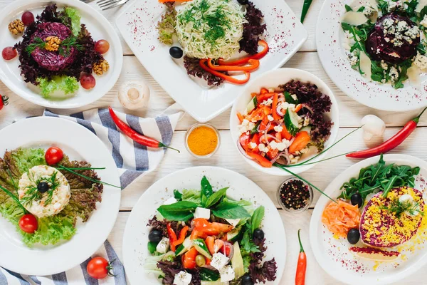 Feestelijk banket tafel groentesalades assortiment — Stockfoto