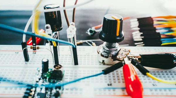 Электроника технологии макет красочные провода — стоковое фото