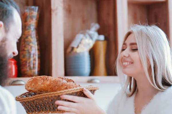 Feliz família relacionamento senhora pão cozinha — Fotografia de Stock