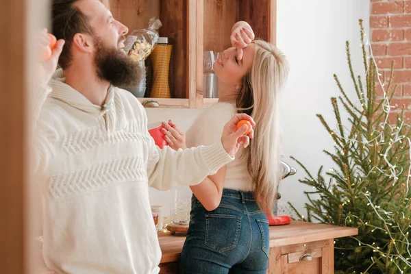 Natal divertido casal gostando de dançar cozinha — Fotografia de Stock