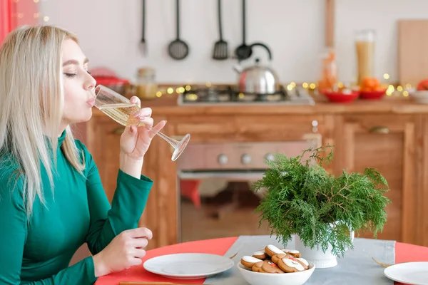 Nyårsfirande dam dricka champagne hemma — Stockfoto