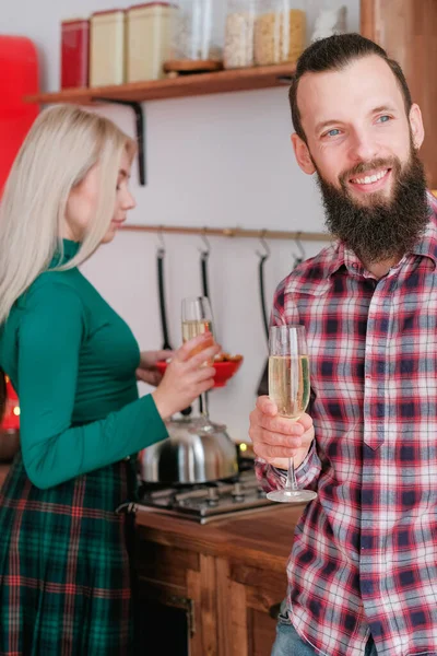 Celebración de vacaciones en familia pareja champán — Foto de Stock