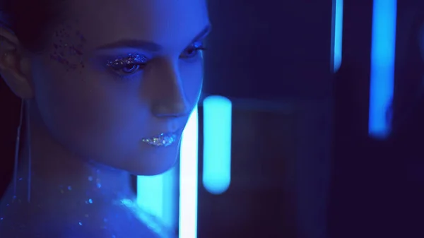 Alienígena menina beleza cósmica mulher brilho maquiagem néon — Fotografia de Stock
