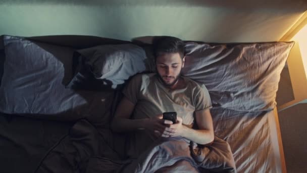 Éjszaka álmatlanság képernyő idő férfi okostelefon ágy — Stock videók